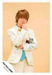 【中古】生写真(ジャニーズ) Hey! Say! JUMP/有岡大貴/膝上・衣装クリーム色・水色ピンク黄・ネクタイ黄・右手親指唇・左手右肘・目線左上・背景ベージュ/「キミアトラクション」PV＆ジャケ写撮影オフショット/公式生写真