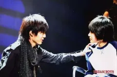 【中古】生写真(ジャニーズ) ジャニーズ/薮宏太・森本慎太郎/横型・ライブフォト・上半身・衣装黒・白・薮左手森本肩・車椅子・背景黒・2Lサイズ/DREAM BOYS