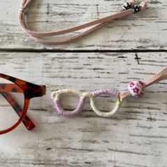 首掛けグラスホルダー　眼鏡ホルダー　めがね型2colorパープル　ハンドメイド