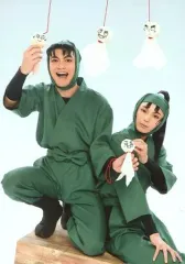 【中古】生写真(男性) 海老澤健次(潮江文次郎)・二平壮悟(立花仙蔵)/座り・衣装緑・てるてる坊主・海老澤口開け・背景水色・キャラクターショット/「ミュージカル 忍たま乱太郎 第8弾 再演 がんばれ五年生!技あり、術あり、初忍務!!」トレーディングブロマイド