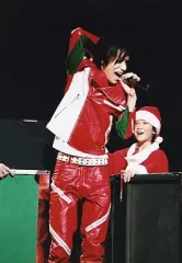 【中古】生写真(ジャニーズ) 関ジャニ∞/錦戸亮/ライブフォト・膝上・衣装赤・左手マイク・右手上・目線下・枠無し/クリスマスパーティー限定公式生写真