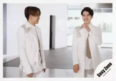 【中古】生写真(ジャニーズ) Sexy Zone/菊池風磨・マリウス葉/横型・膝上・衣装白・口開け・マリウス左手上げ/アルバム「PAGES」MV＆ジャケ写オフショット/公式生写真