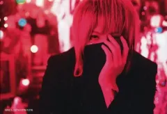 【中古】生写真(男性) まふまふ/横型・上半身・左手マスク・背景赤/CD「明日色ワールドエンド」(GNCL-1274/1275/1276)初回封入特典フォトカード