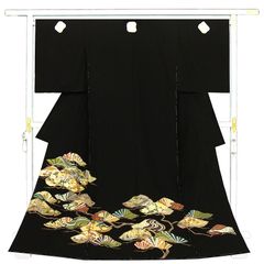 ※店舗改装後【古典新作フェア】仕立無料☆京友禅工芸染、本金彩加工、手刺繍☆日本図案家協会員優秀「工芸松」図特撰黒留袖（10012227）