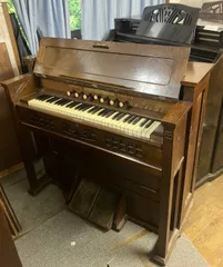 ヤマハW106B 綺麗な木目　専用椅子　専用マット　レース　全て付けます。 YAMAHA(ヤマハ) W106B 中古ピアノ 人気No.1♪ヤマハ木目調・猫脚