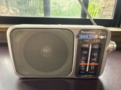 FM・AMラジオ　パナソニック　デジタルチューナー搭載　見やすい蛍光色ポインター