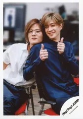 【中古】生写真(ジャニーズ) Hey! Say! JUMP/中島裕翔・岡本圭人/膝上・座り・衣装紺白・中島両手親指立てる/17-18冬 コンサートグッズ撮影オフショット/公式生写真