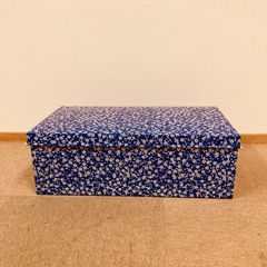 昭和レトロ　ブリキの衣装ケース（缶）　紺地に白い梅の花模様プリント