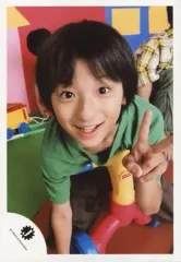 【中古】生写真(ジャニーズ) 関西ジャニーズJr./林真鳥/全身・座り・Tシャツ緑・左手ピース/公式生写真