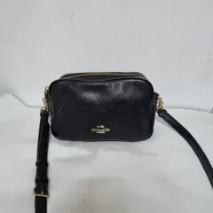 ✨極美品♣コーチ☆ショルダーバッグ／カメラバッグ 馬車ロゴ 型押し 2室仕様　黒 極美品】コーチ ショルダーバッグ 馬車 型押し ロゴ レザー 2way