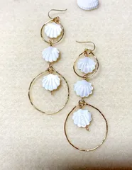 ホワイトシェルのゆらゆらフープピアス♡14kgf