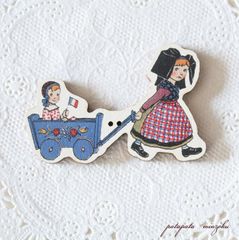 アトリエ ボヌール ドゥ ジュール フランス 製 木製ボタン　ハンジ  HANSI  アルザス  ローリー （荷車）をひく女の子  手芸 雑貨 小物 アトリエボヌールドゥジュール ボタン