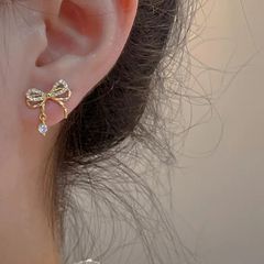 彼女のための日常の服装やパーティーアクセサリーに合わせて 輝くリボンデザインのピアス1ペア 輝くラインストーンが敷き詰められた甘い装飾