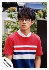 【中古】生写真(ジャニーズ) 関ジャニ∞/錦戸亮/上半身・衣装赤白青・両手下・目線左・眼鏡/公式生写真