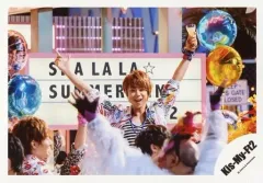 【中古】生写真(ジャニーズ) Kis-My-Ft2/北山宏光/横型・上半身・衣装白・黒・赤・両手上げ・左手飲み物・口開け/「Sha la la☆Summer Time」PV＆ジャケ写撮影/公式生写真