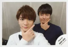 【中古】アイドル HiHi Jets/高橋優斗・作間龍斗/横型・バストアップ・衣装白・黒・右手顎・口閉じ・背景グレー/「ジャニーズJr.8・8祭り～東京ドームから始まる～」セルフィー/公式生写真