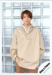 【中古】生写真(ジャニーズ) King ＆ Prince/岸優太/膝上・衣装ベージュ・茶・両手ポケット・正面向き・口閉じ・カメラ目線/「King ＆ Prince CONCERT TOUR 2019」グッズオフショット/公式生写真