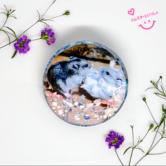 【１点限り】【おまけ付き】レジンブローチ バッジ 写真入り ハンドメイド ハムスターといっしょ ナッツくん&すみちゃんwinterデートバージョン