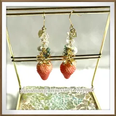 No.1364 いちごチャームピアス　いちごのイヤリング　ピーチ色のピアス　ハンドメイドピアス　ハンドメイドイヤリング