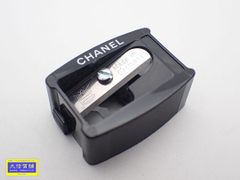 CHANEL シャネル ノベルティ ミニ鉛筆削り ペンシルシャープナー 手動式 ドイツ製 コンパクトサイズ ブラック 中古A 【送料無料】 A-8848【質屋出品】