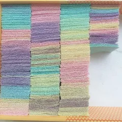 【在庫セール】髪飾り 布 DIY カラフル虹色 グラデーション色 手作り カット済み 生地 手芸 ちりめん 材料キット 300枚入り つまみ細工 misaki