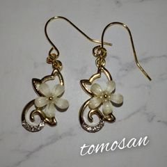 花と猫ピアス(イヤリング他変更可能)