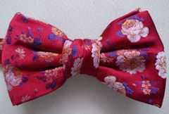 KINDWARE 薔薇織りのイタリアシルク素材使用の手結び風蝶ネクタイ レッド