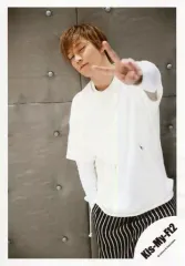 【中古】生写真(ジャニーズ) Kis-My-Ft2/千賀健永/膝上・衣装白黒・右手ポケット・左手ピース/18初夏 コンサートパンフ＆グッズ撮影オフショット