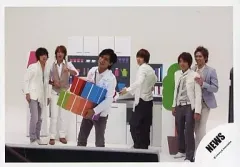 【中古】生写真(ジャニーズ) NEWS/集合(6人)/膝上・横型・錦戸箱を抱える・小山口開け/公式生写真