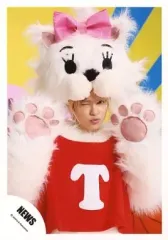 【中古】生写真(ジャニーズ) NEWS/手越祐也/上半身・着ぐるみ猫・両手パー・右目ウインク・背景黄色/シングル「猫中毒」MV＆ジャケ写オフショット/公式生写真