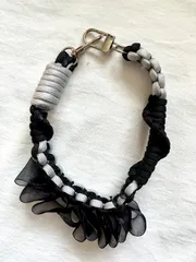 パラコード　スマホ　ハンドストラップ　ハンドメイド　フリルリボン　パールビーズ