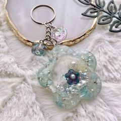 レジン　シェイカーキーホルダー　（お花　水色）