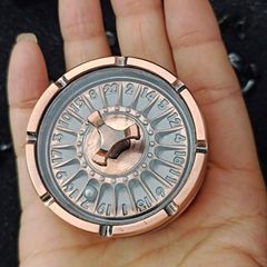【動画あり】くるくるスピナー 実物ダイス 卓上回転 手持ち無沙汰を解消 面白いおもちゃ フィジェット トイ メカニカルサイコロ ストレス解消 集中力アップ 大人向け癒しグッズ 順滑なベアリングの使用 スムーズな回転