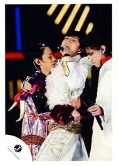 【中古】生写真(ジャニーズ) 関ジャニ∞/渋谷すばる・錦戸亮・大倉忠義/ライブフォト・センター錦戸.左手マイク・渋谷と錦戸抱き合い/公式生写真