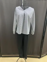 【レディース】ストライプ柄ブラウス・黒色ジョガーパンツ