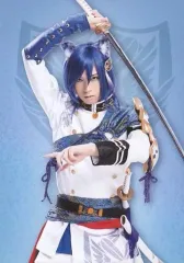 【中古】生写真(男性) 荒牧慶彦(上杉景勝)/膝上・右手上げ・背景水色・キャラクターショット/舞台「戦刻ナイトブラッド」ブロマイド(個人セット)のサムネイル