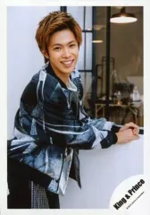 【中古】生写真(ジャニーズ) King ＆ Prince/神宮寺勇太/膝上・衣装黒・両手重ね・窓枠・体右向き・背景白/アルバム「King ＆ Prince」MV＆ジャケ写オフショット/公式生写真