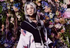 【中古】生写真(男性) 塚本凌生(古今伝授の太刀)/横型・上半身・戦闘服・背景花・キャラクターショット/舞台「『刀剣乱舞』綺伝 いくさ世の徒花」ランダムブロマイド