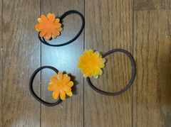 オレンジの花のヘアゴム