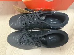 ナイキ ティエンポ レジェンド10 アカデミー 270 レッド ブラック