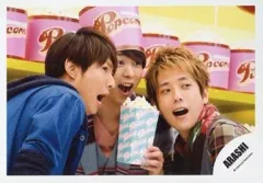 【中古】生写真(ジャニーズ) 嵐/相葉・櫻井・二宮/横型・バストアップ・櫻井左手ポップコーン・目線右・口開け/公式生写真