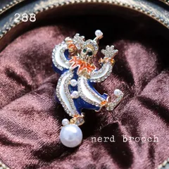 ポーズがチャーミングなピエロのブローチ　アンティーク調 レトロ 新品 パール メンズ 男女兼用 アンティーク調 ヴィンテージ調 個性的 NerD