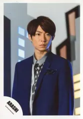 【中古】生写真(ジャニーズ) 嵐/相葉雅紀/上半身・ジャケット青・シャツ黒グレー・体左向き・顔右向き・口閉じ・背景ビルのオブジェ/「復活LOVE」PV＆ジャケ写撮影オフショット/公式生写真