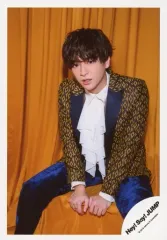 【中古】生写真(ジャニーズ) Hey! Say! JUMP/知念侑李/膝上・座り・衣装青・黄色・白・両手下・足開き・左向き・背景黄色/「Hey! Say! JUMP LIVE TOUR 2019-2020 PARADE」グッズオフショット/公式生写真