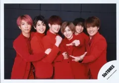 【中古】生写真(ジャニーズ) SixTONES/集合（6人）/横型・膝上・衣装赤・京本左手人差し指立て・背景黒/Johnnys’ ISLAND STORE グッズオフショット’20夏/公式生写真