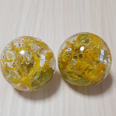 ハンドメイドアクセサリー　黄色のアキノキリンソウの花ピアス　金属ピアス