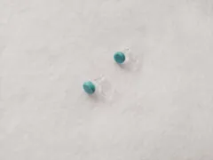 小さな円 一粒 まるっこ 樹脂イヤリングターコイズ風 トルコブルーカラー