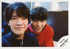 【中古】生写真(ジャニーズ) Snow Man/深澤辰哉・ラウール/横型・バストアップ・衣装青・赤・両手下・深澤口閉じ・ラウール笑顔/「Ｊohnnys’ ISLAND セルフィー」/公式生写真(アイランドストア限定)