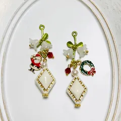 ハンドメイド　X’mas&花と菱型ホワイトビーズ〈ピアス/イヤリング/チャーム〉