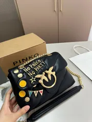 【今日特価】(PINKO) バッジ スワロウバッグ 送料無料 在庫限定セール価格！